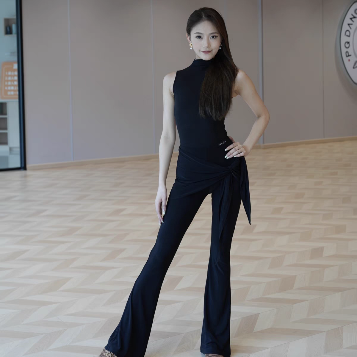 舞服拉丁舞服新款练功服演出服教课黑白灰无袖上衣喇叭长裤带臀斤