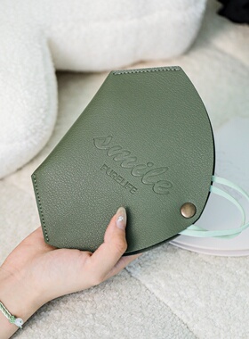 橄榄绿环保皮防尘收纳夹焦下防晒口罩夹可折叠KN95立体口罩收纳包