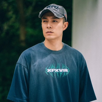 XPX 周柏豪 暗黑风团队LOGO喷染做旧圆领短袖T恤