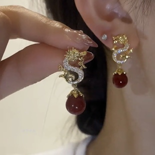红色珍珠生肖龙耳环女2024新年本命年喜庆耳饰高级感小众龙年耳钉