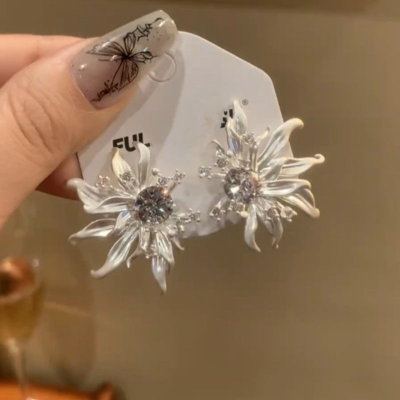 925银针法式立体金属感花朵耳钉个性大气高级感气质镶嵌水钻耳饰