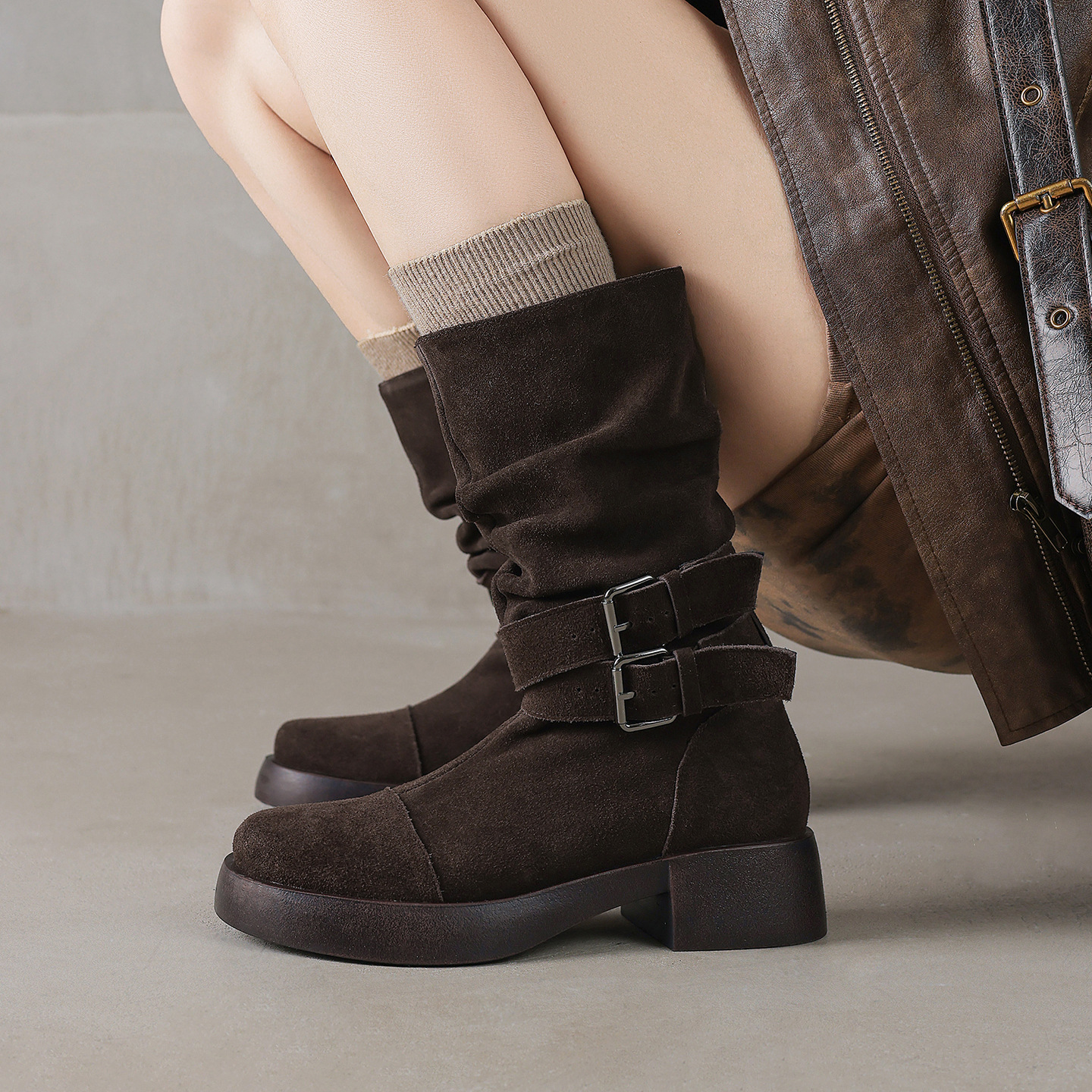 女士褶皱耐看型时尚2025年新款圆头粗跟中跟中筒短靴子复古时装靴