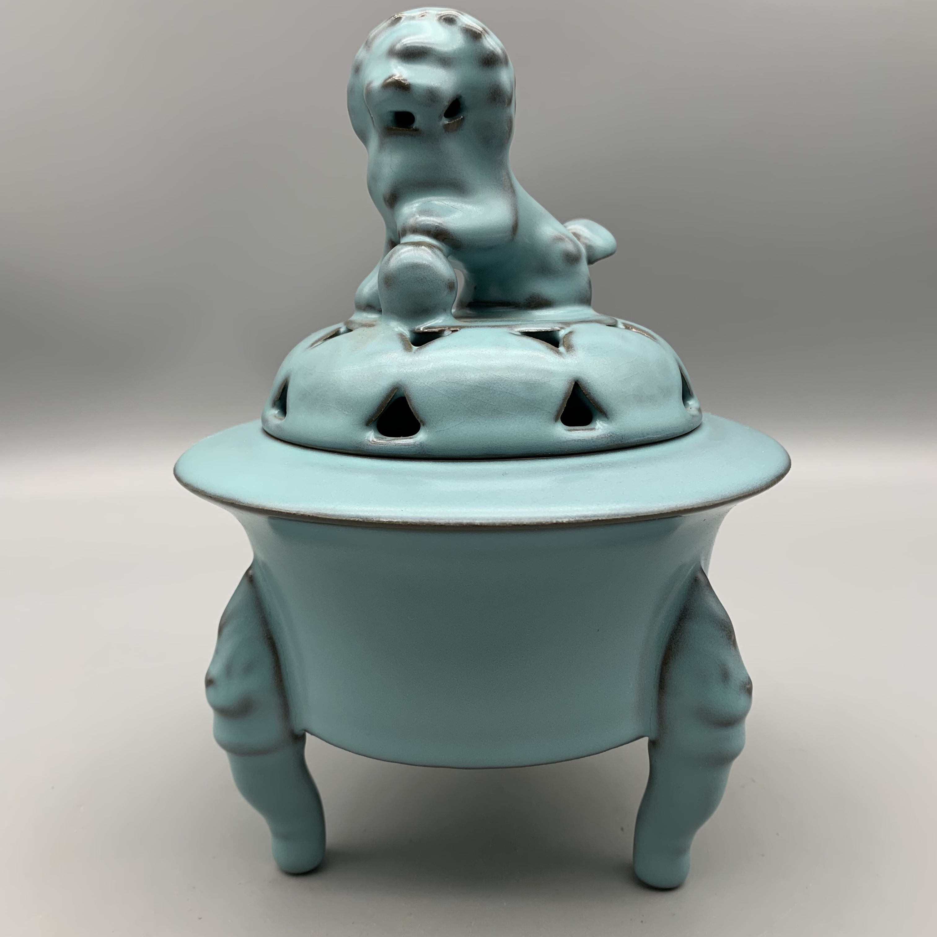 宋代汝窑铁胎青釉雕刻镂空三足香炉做旧出土仿古瓷器古玩古董收藏