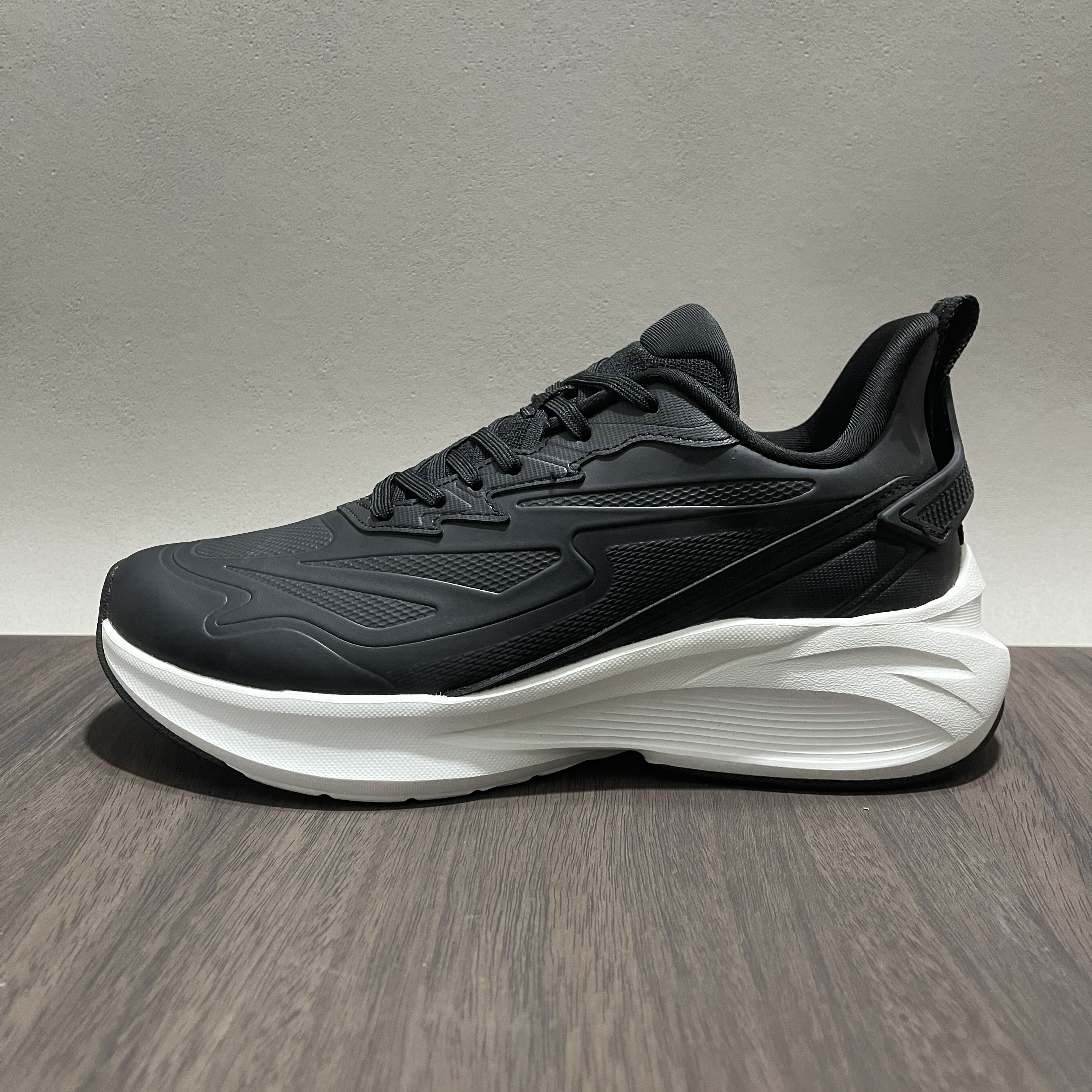 安踏云踪2024皮面耐脏运动休闲鞋