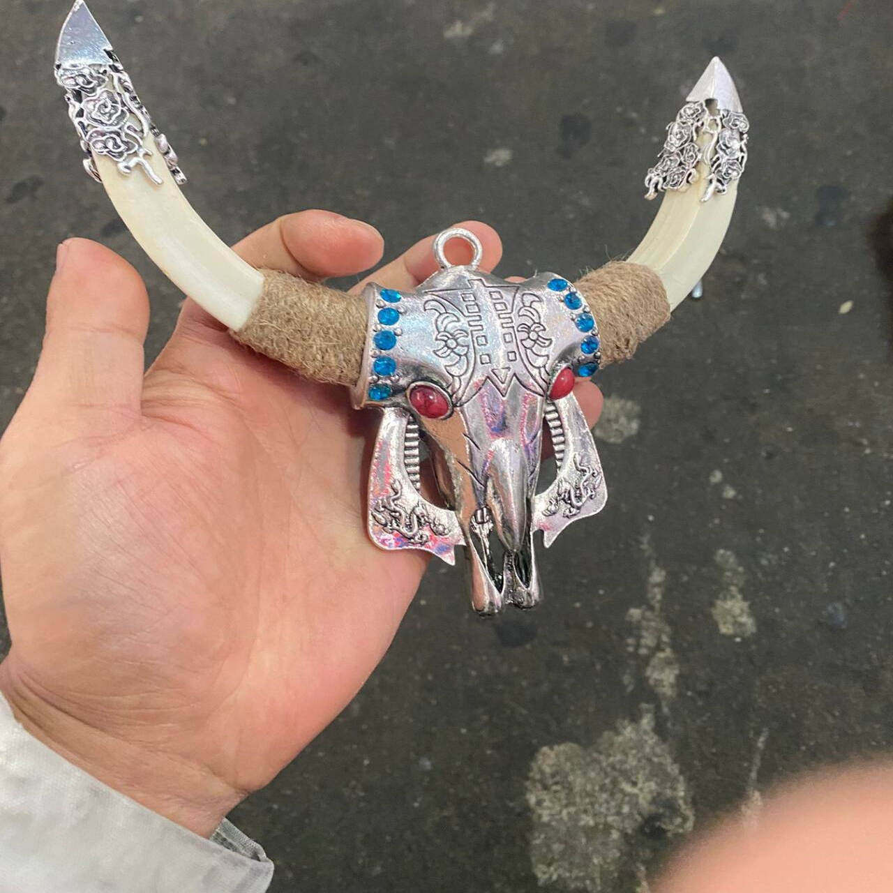 复古藏银野猪牙挂饰 民族部落牛头图腾影视道具西藏饰品居家挂饰