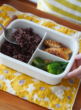 然而家 简约白色陶瓷饭盒上班带饭三格便当盒带盖轻食减脂分格盘