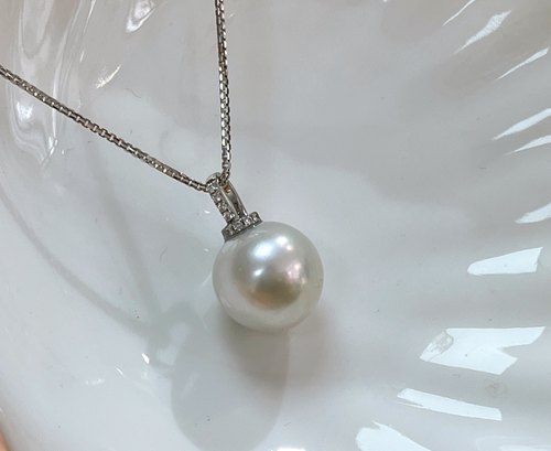 燕玺家青岛实体店 18K白金钻石正圆爱迪生珍珠吊坠 12-13 不带链
