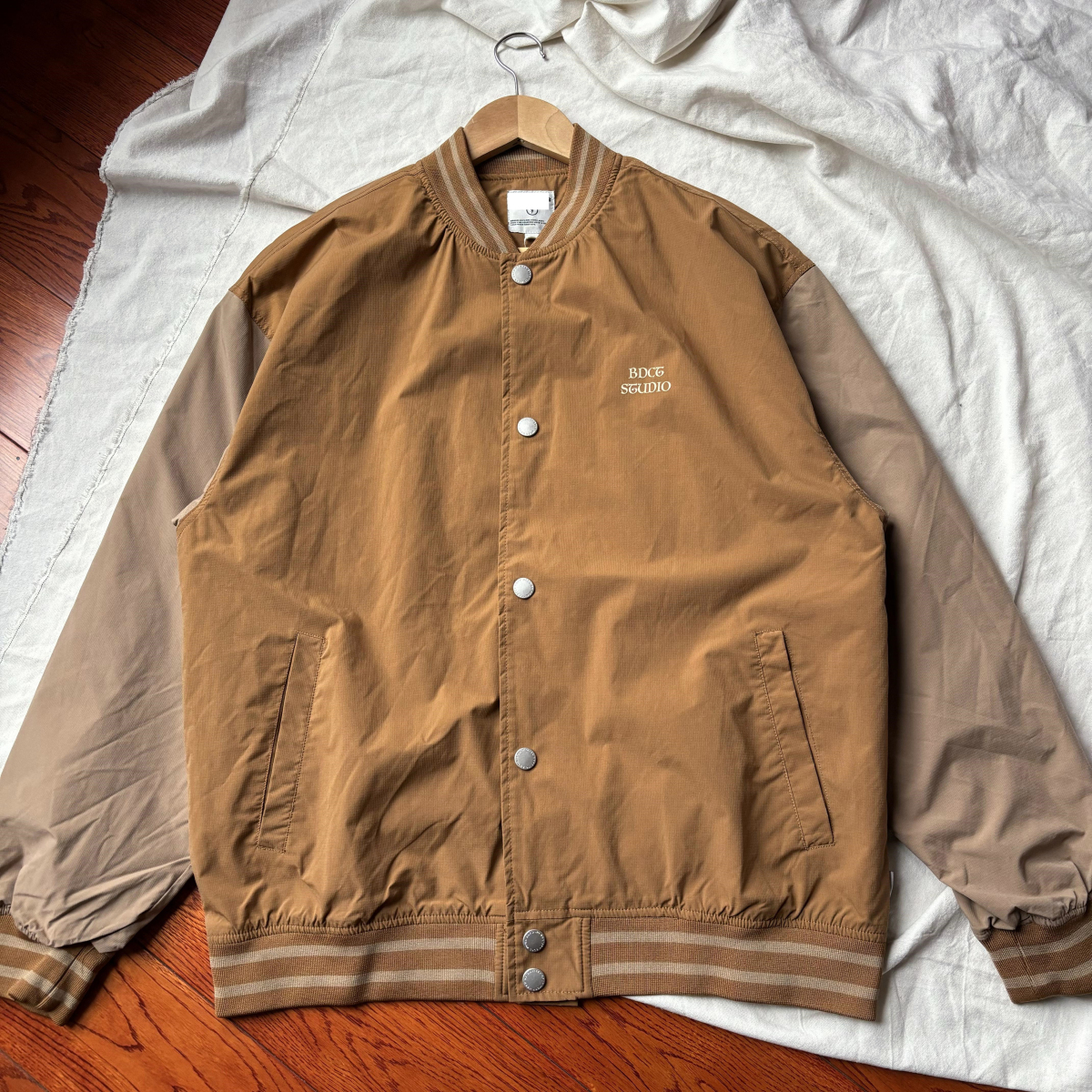 颜色太赞！轻薄款 落肩阔版男女宽松春秋休闲棒球领撞色夹克外套