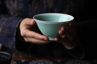 青塘山房 梅子青刻梅花圆边斗笠碗