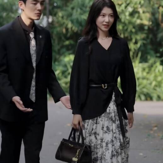 欧洲短剧小狗不听话何田田宋时冉同款衬衫上衣v领衬衣女衣服潮