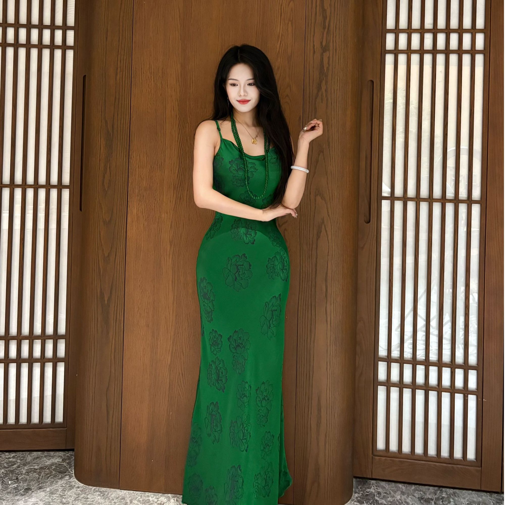 画报夫人原创高级提花斜裁荡领人丝吊带连衣裙 祖母绿荡领