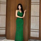 祖母绿荡领 画报夫人原创高级提花斜裁荡领人丝吊带连衣裙