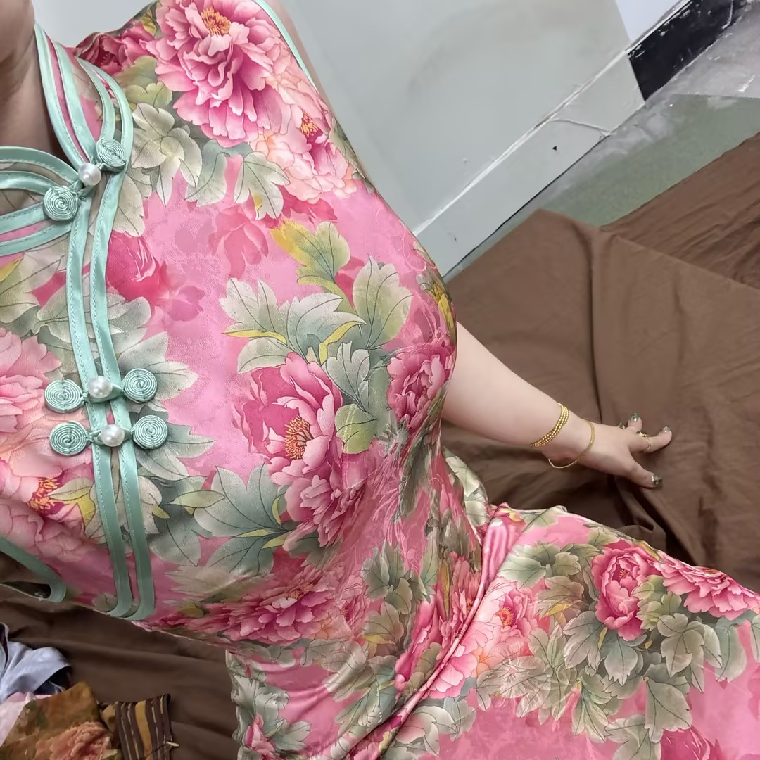 LHMknk1画报夫人原创复古提花缎面双绲边旗袍 缎面粉花满身无袖