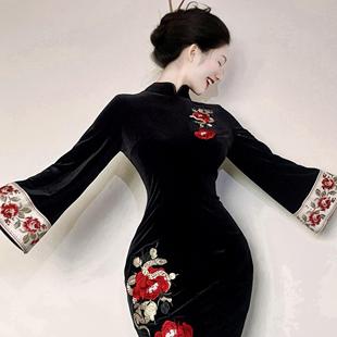 画报夫人原创自制秋冬高级丝绒刺绣定位旗袍连衣裙蛇缠牡丹倒大袖