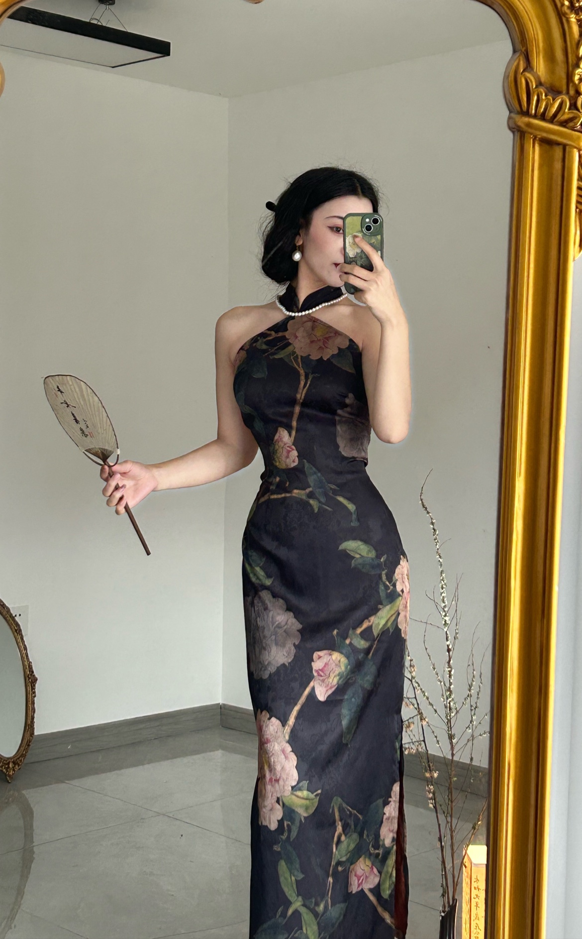 畫報(bào)夫人原創(chuàng)自制花蔓洛里掛脖珍珠長(zhǎng)裙開衩旗袍花蔓挖肩旗袍