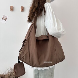 大容量慵懒风包包女新款休闲轻便单肩包简约学生上课斜挎包旅行包