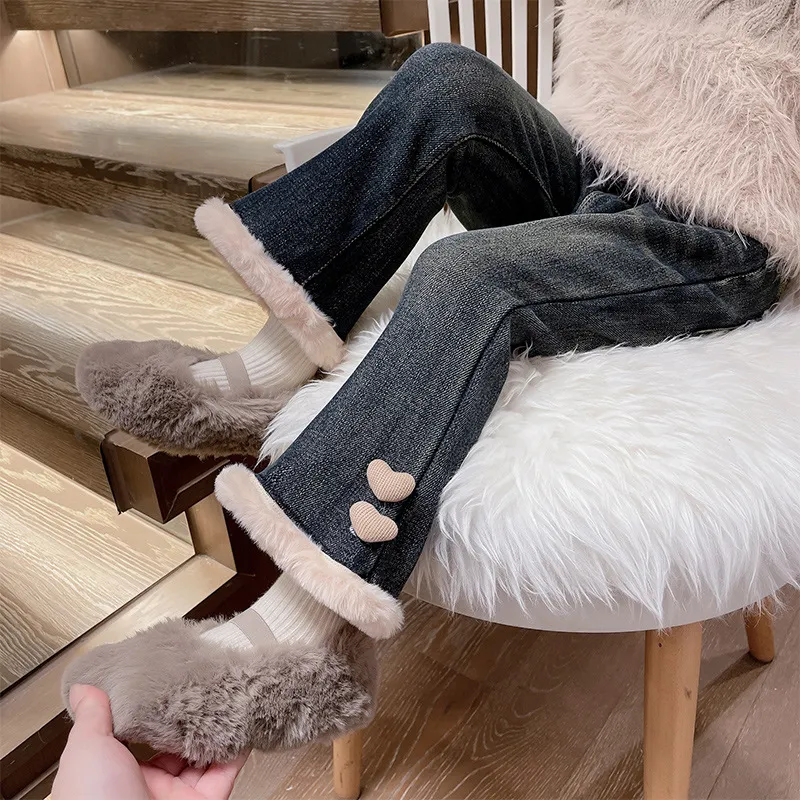 女童加绒牛仔裤秋冬季2026新款洋气女宝宝时髦百搭儿童装喇叭裤潮