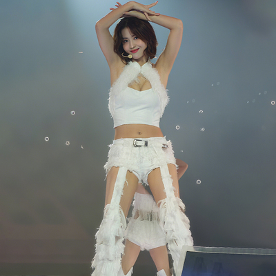 毛绒拼接镂空短款性感挂脖背心女