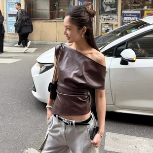 美拉德都市剪影皮革设计一字领短袖 韩系气质Chic T恤女 Sisjuly