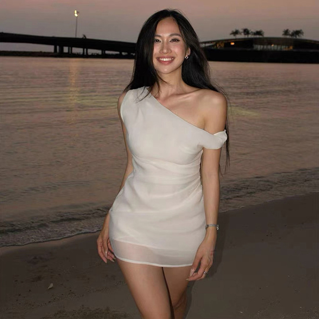#Sisjuly#优雅纯爱恋曲allwhite 网纱透视感时尚斜肩背心连衣裙女
