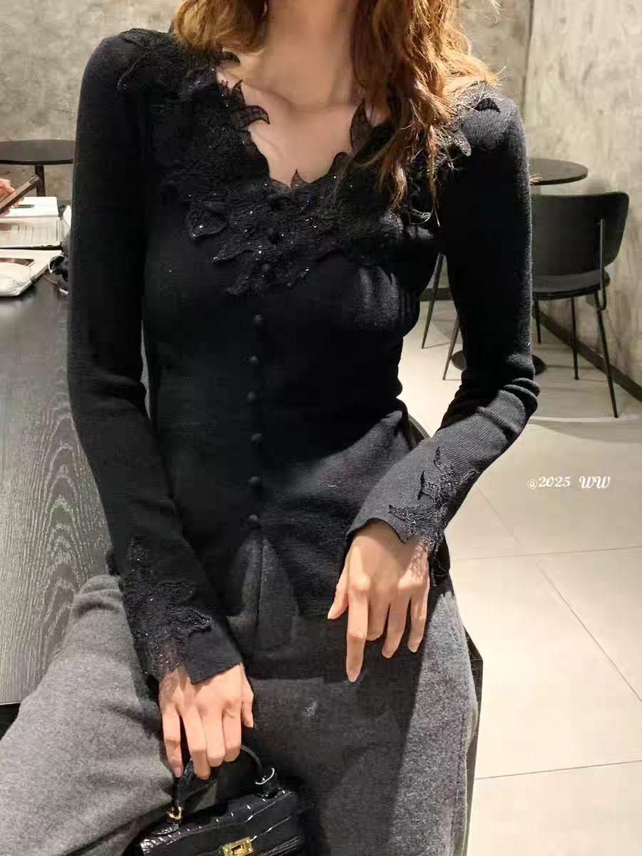 欧洲站2025秋冬新款V+.com蕾丝拼接V领长袖针织衫上衣减龄打底衫