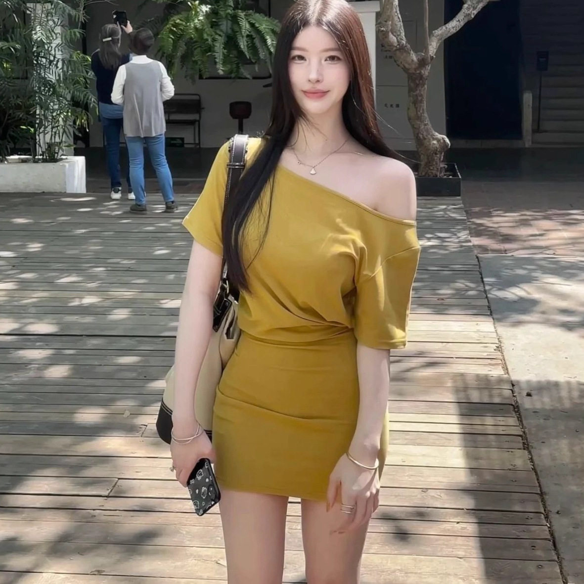 欧美辣妹纯欲风一字露肩连衣裙 女春秋纯色性感斜肩包臀收腰短裙