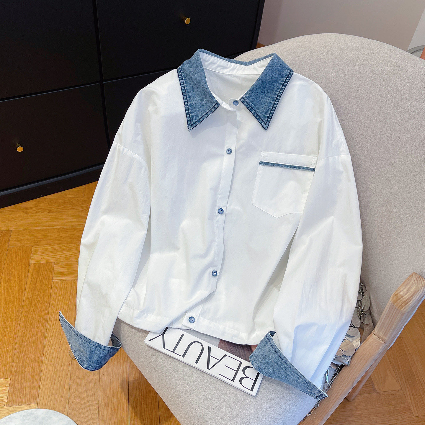 韩版白色撞色拼接牛仔翻领衬衫女2026年春季长袖宽松短款外套上衣