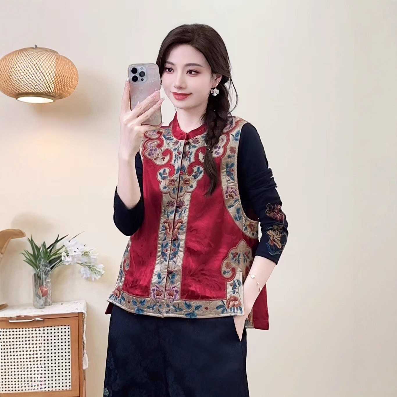 新中式马夹女2025新款民族风马甲女刺绣缎面提花坎肩立领盘扣背心