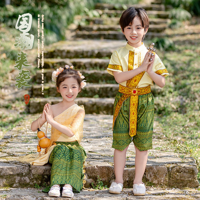 Детские костюмы в сфере исполнения в Xishuangbanna, провинция Юньнань, костюмы национального национального национального уровня на фестивале с водным сжиманием, этнические меньшинства 3 марта.