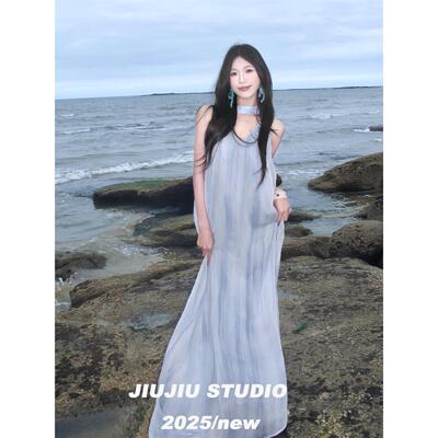 法式蓝色V领挂脖连衣裙女夏季清冷感海边度假风显瘦无袖薄纱长裙