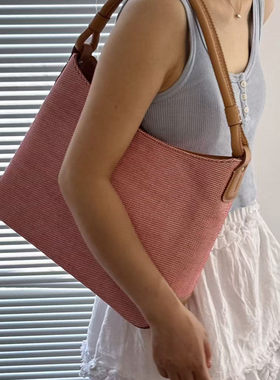 B家粉色格纹帆布腋下包