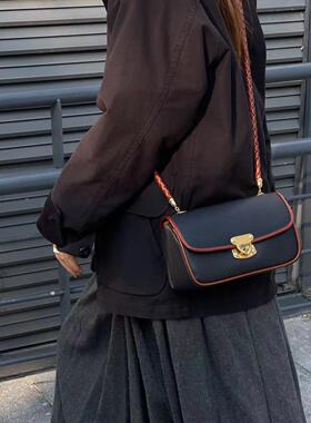 B葆编织翻盖斜挎包