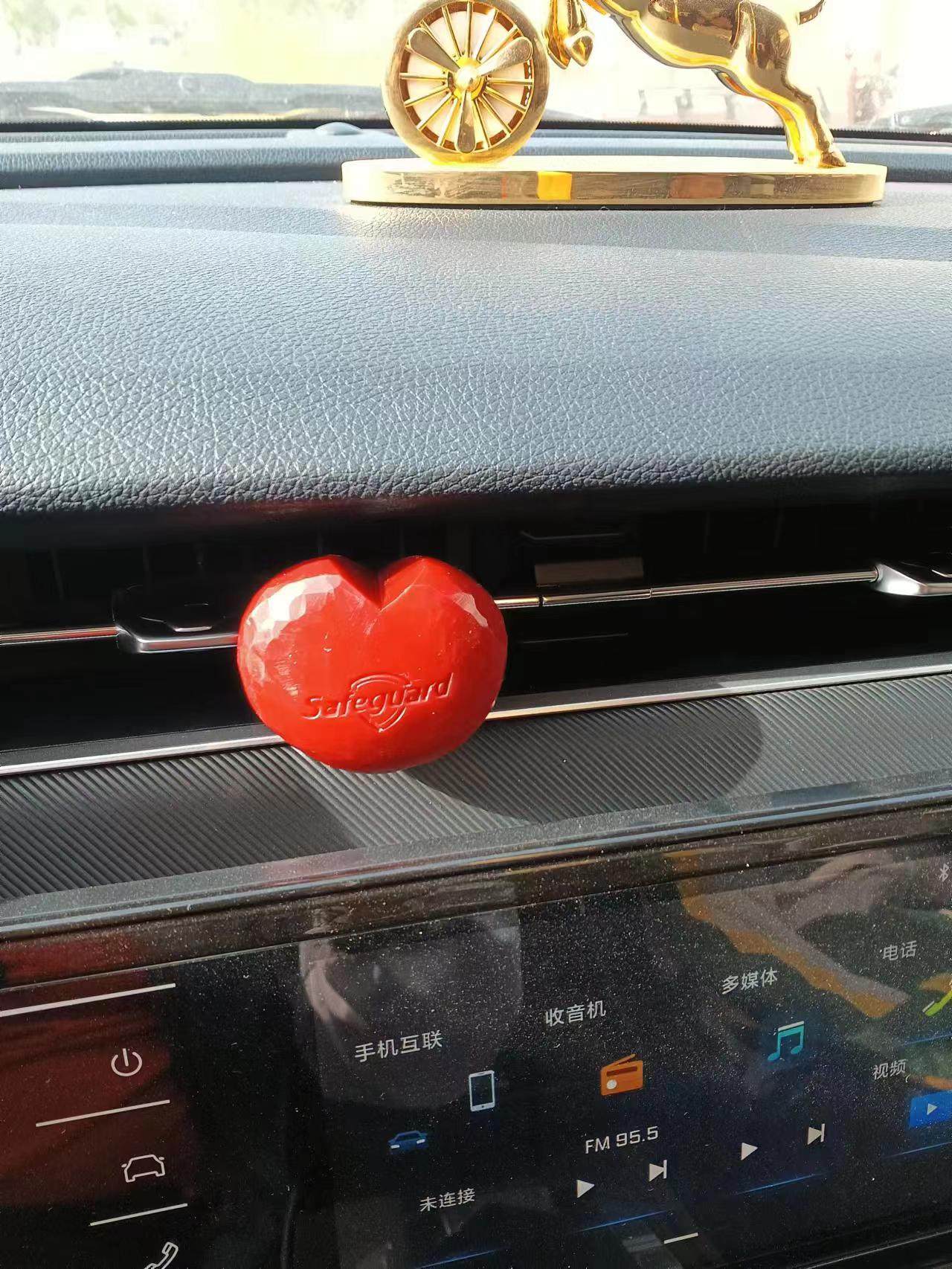 舒肤佳红石榴爱心形车载空调出风口装饰香薰手工雕刻香皂成品摆件