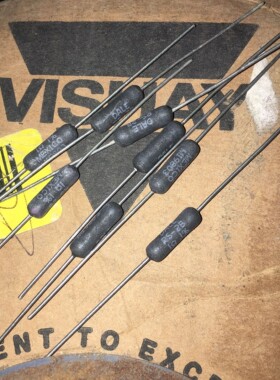 进口墨西哥RS02B1R000JE12 DALE VISHAY 3W 1R 1% RS-2B 绕线电阻