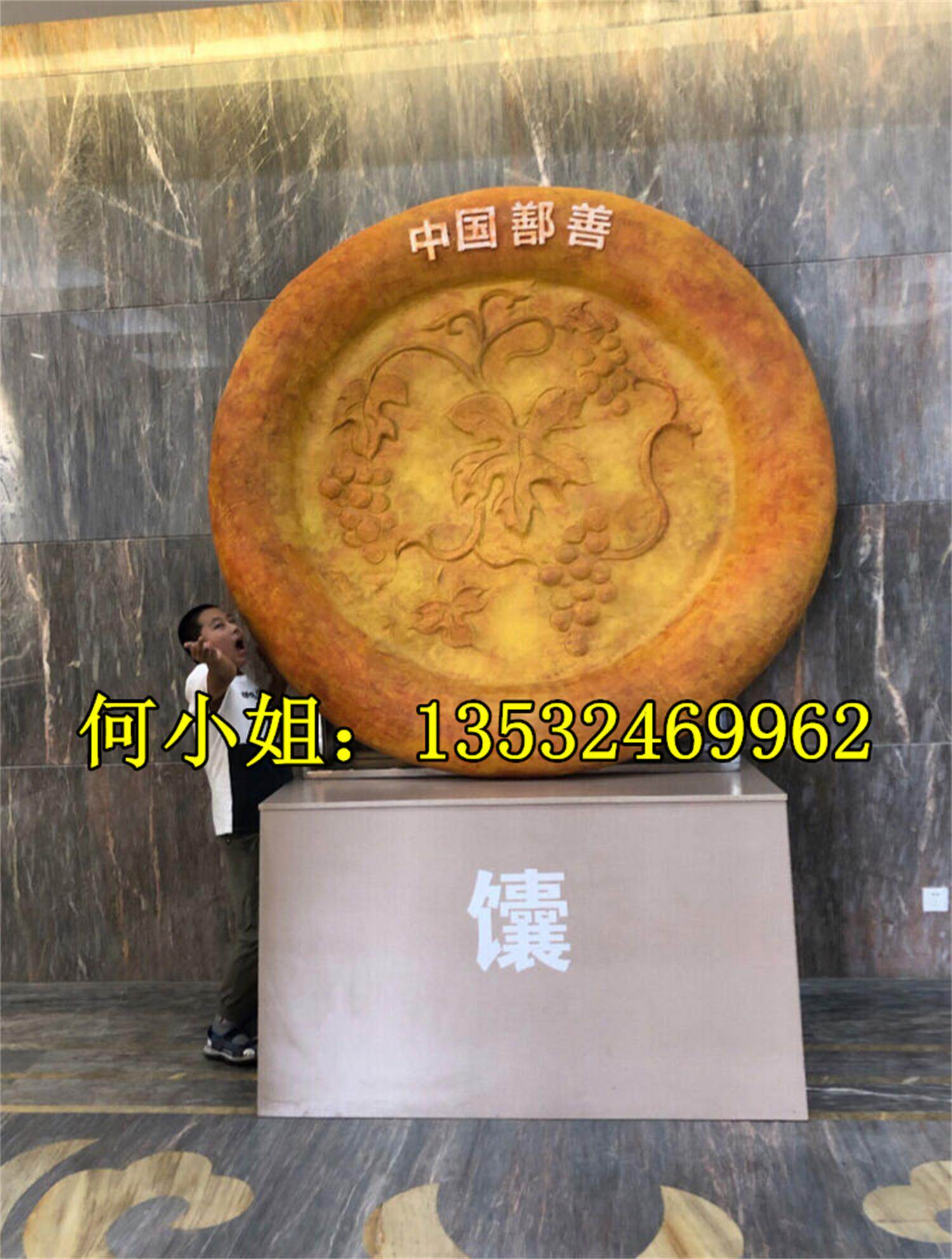 新疆阿克苏公园大型馕饼模型雕塑定制玻璃钢仿真饼干月饼面包摆件