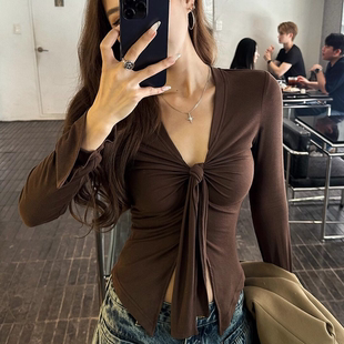 内搭t恤修身 女秋冬季 显瘦气质纯欲性感辣妹上衣 打底衫 v领扭结长袖