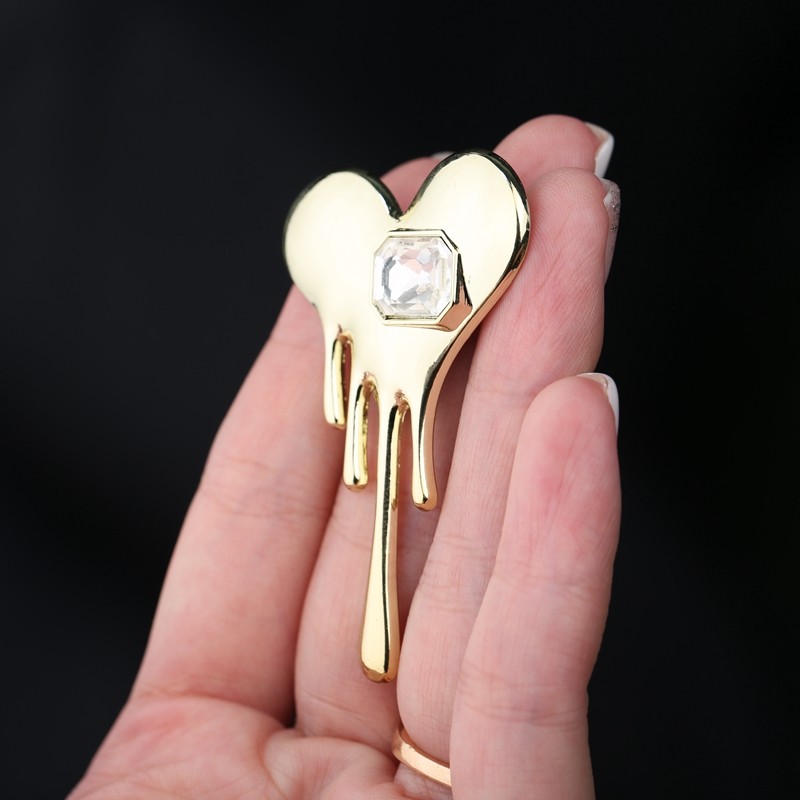 小众设计感ins风爱心桃心胸针女西服外套水钻心形别针领针扣配饰
