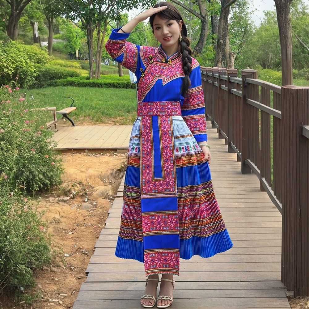 文山苗族女刺绣舞台表演套装