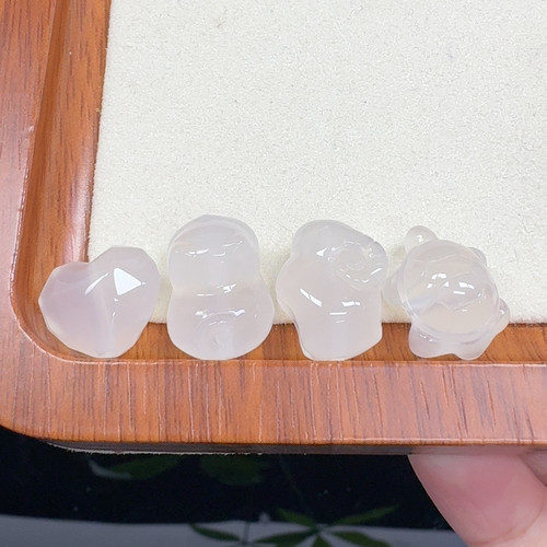 白玛瑙 小雕刻通孔50一个