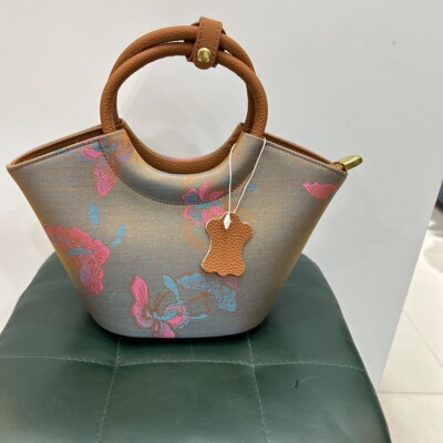 香云纱龟纹刺绣款单肩包，时尚简约设计风格。