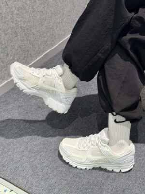 NIKE 耐克女鞋ZoomVomero5复古透气网面跑鞋运动休闲鞋IB4397-100