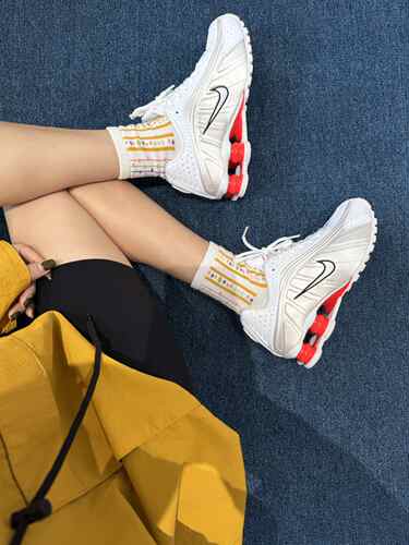 NIKE耐克 SHOX R4女子舒适缓震跑步增高减震运动休闲鞋AR3565-103