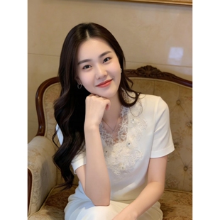 T恤 内搭上衣女白色设计感显贵穿搭打底衫 大码 胖MM蕾丝拼接V领短袖