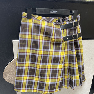 le rouge周美美 赴约布里斯黄棕格纹一片式百褶皮扣短款半身裙