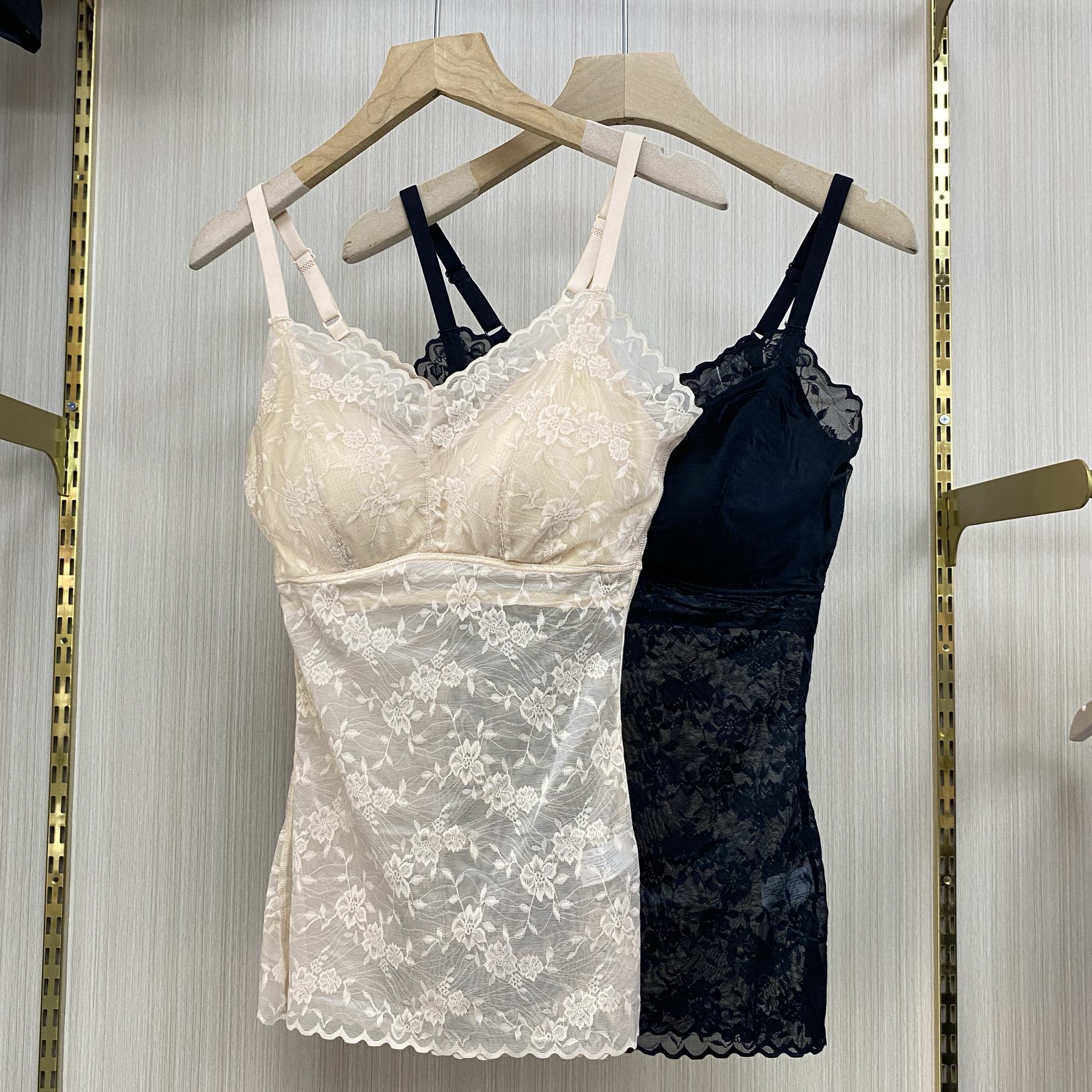 蚕丝养护蕾丝轻塑背心无钢圈聚拢上托凉感透气乳胶垫打底塑身上衣