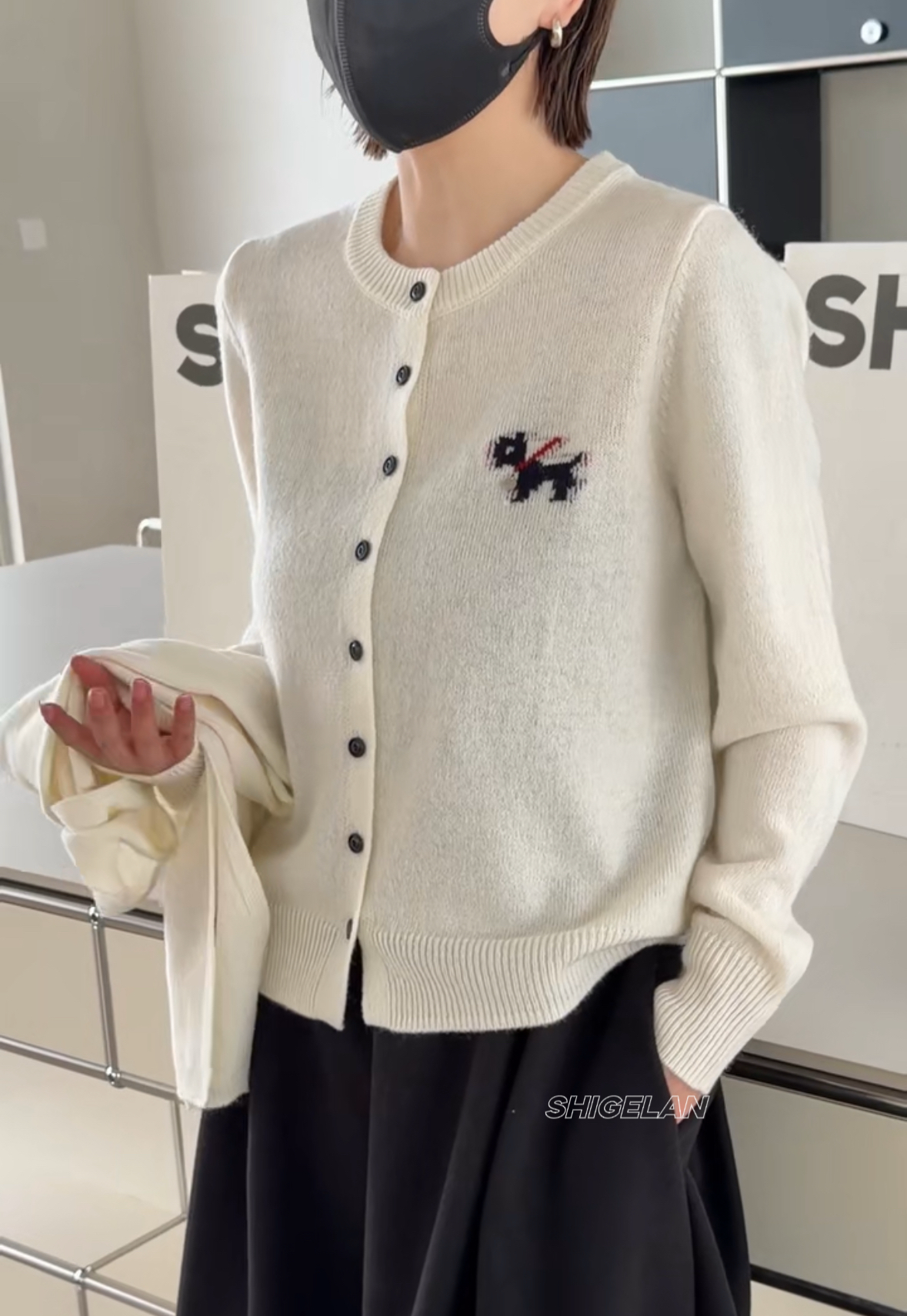 8439诗歌兰新款2025冬款女装  简约温柔白色两件套配围巾小狗毛衣