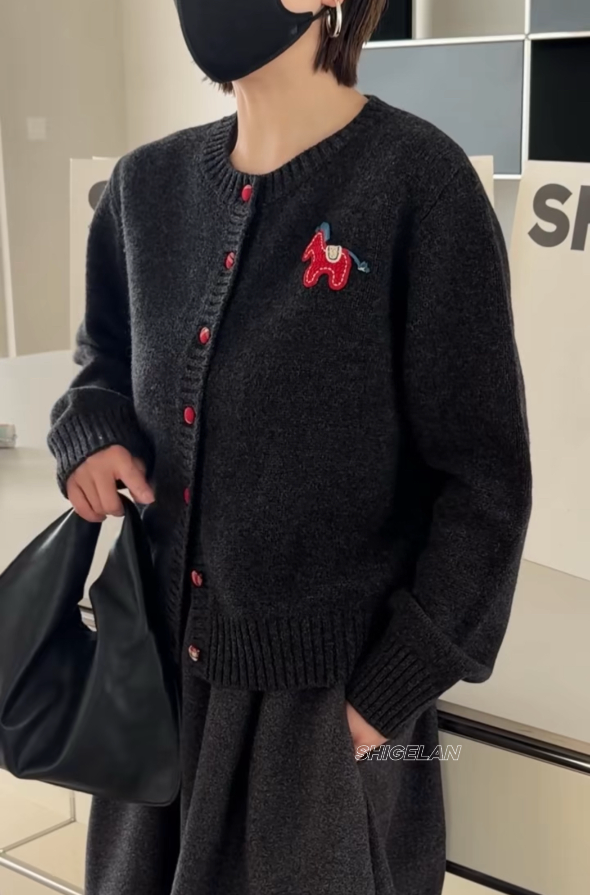 0822诗歌兰新款女装2025冬气质百搭深灰色红色纽扣小马开衫毛衣