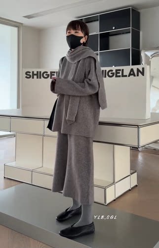 771诗歌兰女装2025冬款 气质浅灰色配围巾毛衣+七分针织裤套装女