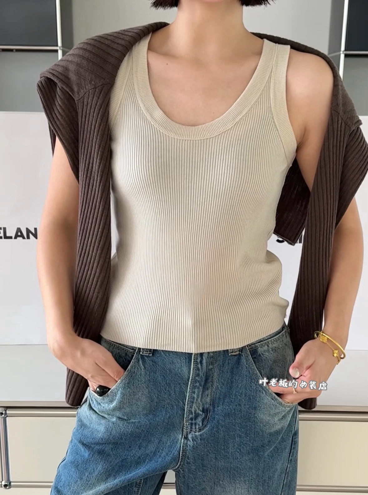 P2622U领背心 诗歌兰欧货女装26秋款百搭米杏色坑条纹针织背心女图片