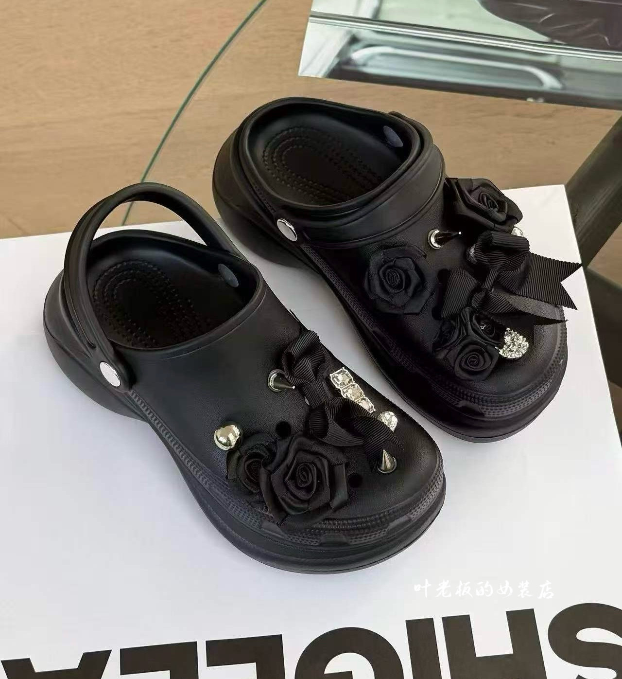 诗歌兰女鞋2026夏款 时尚百搭黑色花朵配件厚底增高洞洞鞋凉拖鞋